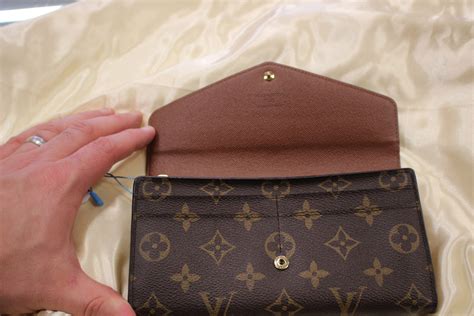 louis vuitton sarah wallet monogram.